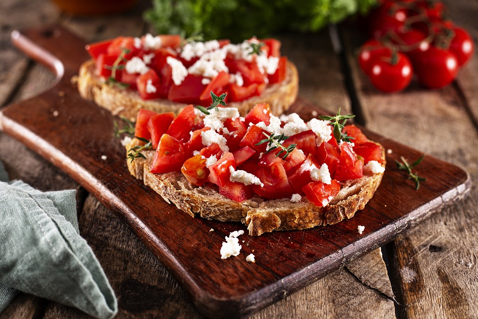 Spice Up Your Mealtime with These Flavorful Garlic Bread Recipes