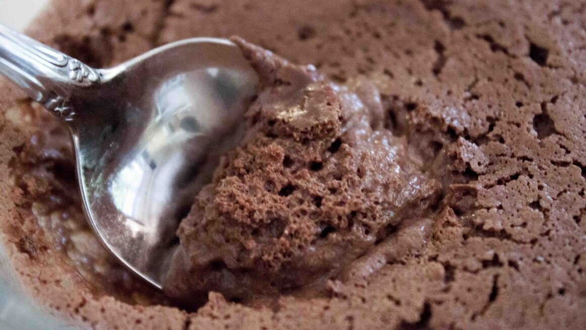 Mousse de chocolate: Um clássico irresistível e fácil de fazer