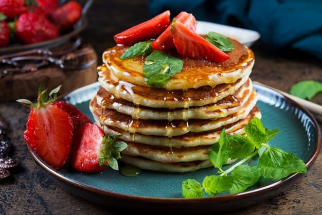 Receita de Panqueca Americana com Mel e Frutas: Um Café da Manhã Clássico e Delicioso