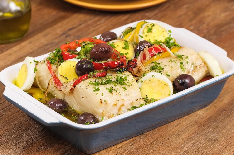 Bacalhau ao Forno com Batatas: Tradição à Mesa