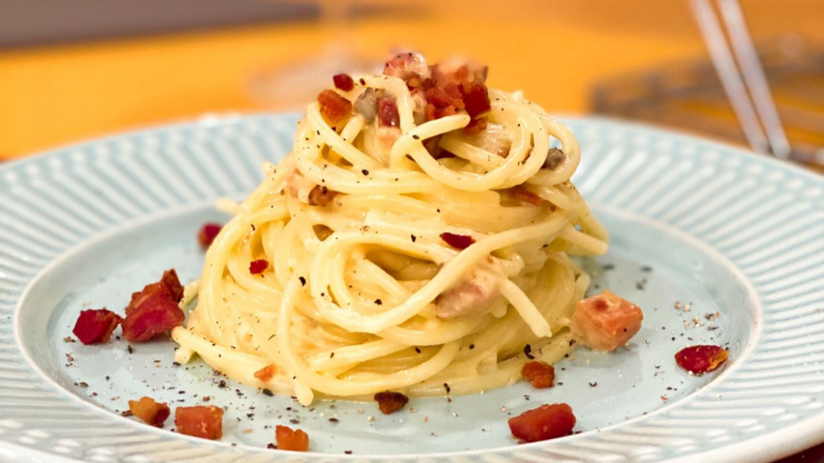 Receita de Macarrão à Carbonara: Cremoso e Saboroso!