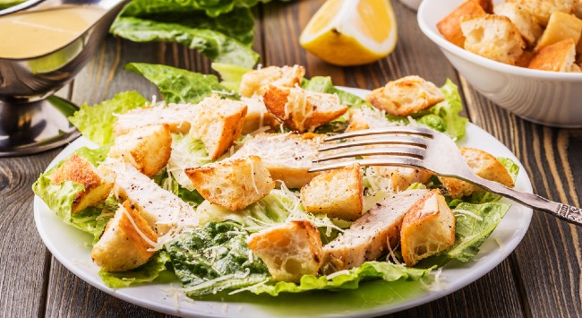 Salada Caesar com Frango: Um Clássico que Nunca Sai de Moda