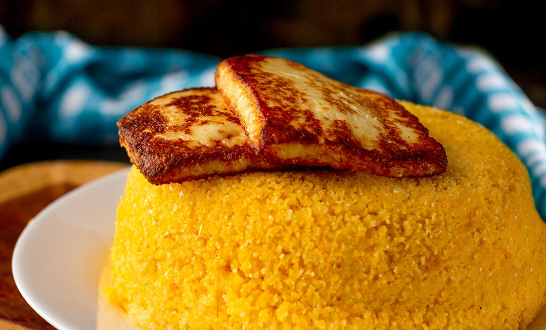 Receita de Cuscuz Nordestino com Queijo Coalho e Manteiga Derretida: Um Sabor do Sertão para a Sua Mesa